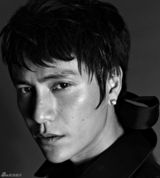 组图：陈坤登杂志封面 罕见露臂部纹身野性神秘