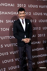 组图：范冰冰野猫造型出席活动 巩俐黑裙保守