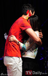 组图：韩星池贤宇入伍前举行粉丝见面会