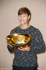 组图：金钟国穿中国传统服装 贴身抱女粉丝