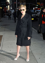 高清组图：斯嘉丽-约翰逊街拍LOOK黑色大衣有型