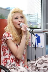 组图：戴佩妮公车宣传新专辑 光脚车上献唱