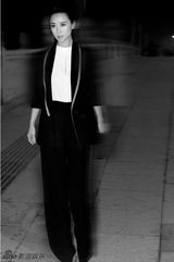 组图：翁虹黑白时尚写真帅气干练