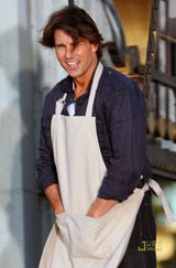 幻灯图：克鲁斯为新片变飞人 和主持人当空卖鸡蛋