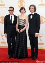 组图：凯瑞-布朗斯汀被两男星护花亮相艾美红毯