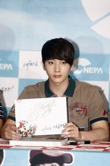 高清组图：韩团2PM全员休闲装亮相粉丝签名会