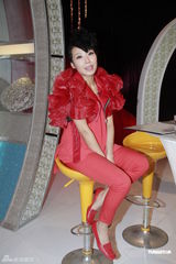 组图：蒙嘉慧为节目录影 与郑伊健共识不生小孩