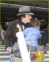 组图：奥兰多带子现身机场 小弗林害羞躲爸怀里