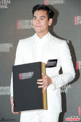 组图：彭于晏出席品牌活动 一身白衣帅气抢镜