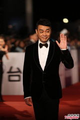 组图：刘青云伉俪亮相 郭蔼明藕粉裙优雅大方