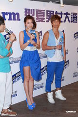 高清组图：周秀娜陈伟成情侣档现身打情骂俏