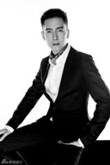 组图：韩栋帅气黑白写真 彰显性感魅力