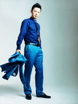 组图：芦芳生居家写真秀萌态 艺术气质率真十足