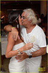 组图：黑珍珠坎贝尔性感亮相派对 高叉裙秀长腿