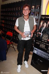 组图：谭咏麟为个唱彩排练歌致声音沙哑