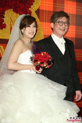 组图：黄小柔出嫁盼造人 穿低胸婚纱挽老公亮相