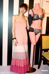 高清图：Angelababy性感出席内衣秀 拒谈黄晓明