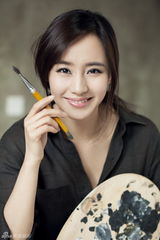 组图：王智写真笑容纯美 怡然享受绘画乐趣