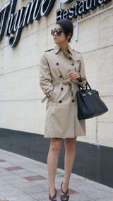 组图：贾青街拍LOOK 风衣干练职场范
