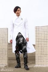 组图：黄义达劲装拍新歌MV 白色风衣型男风采