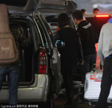 组图：姚贝娜黑装亮相上海 一路闲聊笑容不止