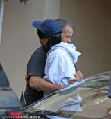 组图：蕾哈娜短发运动装现身 与父亲亲密拥抱