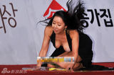 组图：河娜京爆乳性感亮相红毯不慎摔倒
