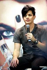 组图：美偶歌手兰伯特香港将开唱 入乡随俗穿唐装