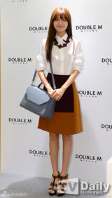 组图：少时秀英亮相粉丝会衬衣高腰裙显知性