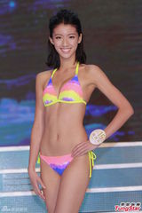 组图：港姐决赛前泳装亮相 上届冠军模拟戴后冠