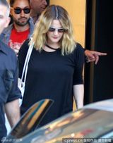 组图：巴里摩尔三婚倒计时 闺蜜迪亚茨作陪选衫