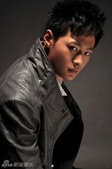 组图：亓航(启航)写真秀酷男风采 冷峻面庞刻画男性线条