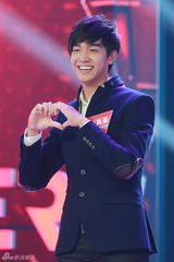 组图：严禹豪酷似李敏镐顺利晋级 生活照阳光