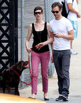 组图：安妮-海瑟薇与未婚夫遛狗晒幸福