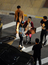 组图：范冰冰携爸妈现身机场 父女拥抱真情流露