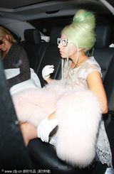 组图：Lady Gaga伦敦现身 顶绿色道姑头蕾丝配皮草