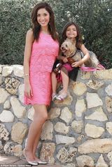 组图：幼齿妈咪比基尼秀巨乳 与女儿泳池嬉戏