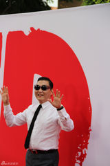 组图：《赤焰战场2》首映 威利斯陷三角恋