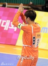 组图：EXO鹿晗等驰骋球场 Beast组进球获胜