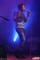 组图：孙耀威无酬义唱 用音乐力挺做公益