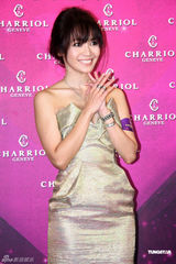 高清图：侯佩岑展现难得性感 大秀右手订婚戒指