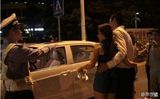 组图：G杯嫩模深夜撒酒疯 胸袭交警被放行引争议