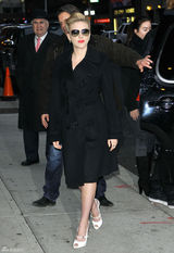 高清组图：斯嘉丽-约翰逊街拍LOOK黑色大衣有型