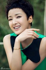 组图：拉丁舞后黄曼户外写真 个性短发帅气出镜