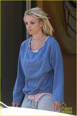 组图：布兰妮穿破洞装素颜出行 男友恩爱相随