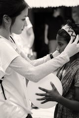 高清组图：韩星崔贞媛化身慈善天使 异国献爱心