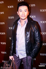 组图：苏有朋帅气代言 留胡子显成熟男人魅力