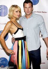 高清组图：希尔顿吊带裙亮相 购物满载而归