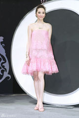 组图：吴佩慈蕾丝粉裙性感俏皮 乘直升机出场派头足