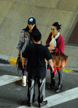 组图：范冰冰携爸妈现身机场 父女拥抱真情流露